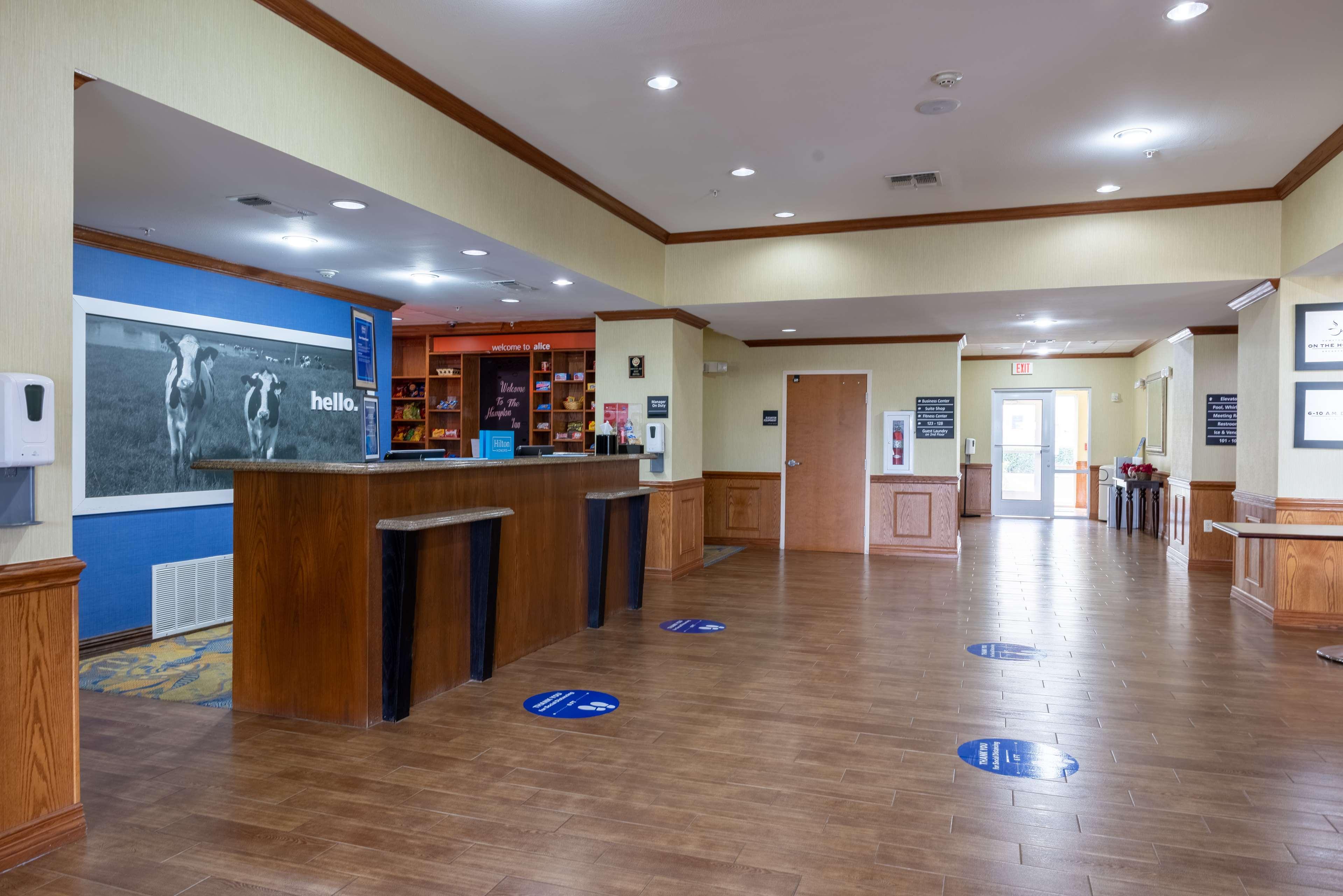 Hampton Inn Alice Bagian luar foto
