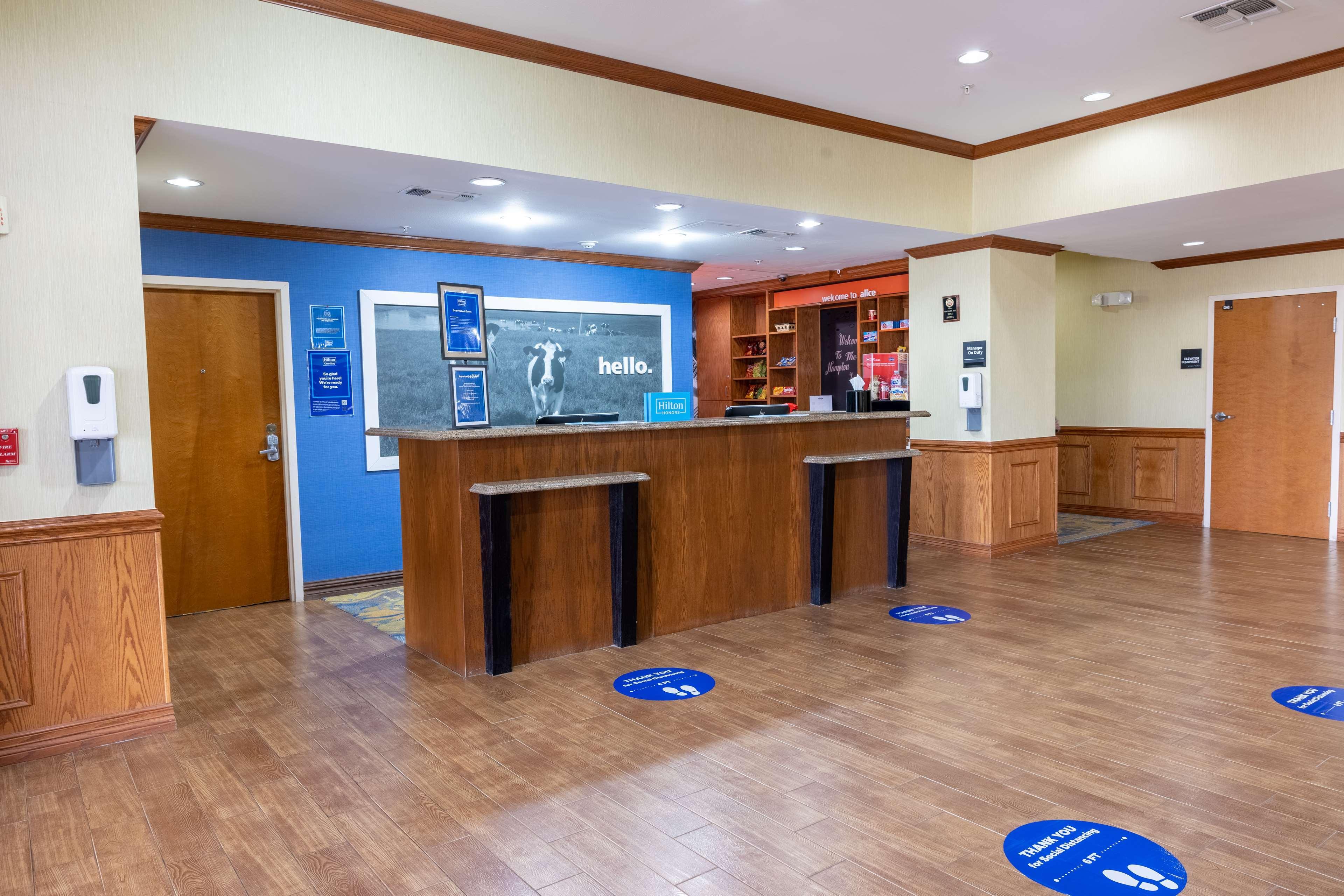 Hampton Inn Alice Bagian luar foto