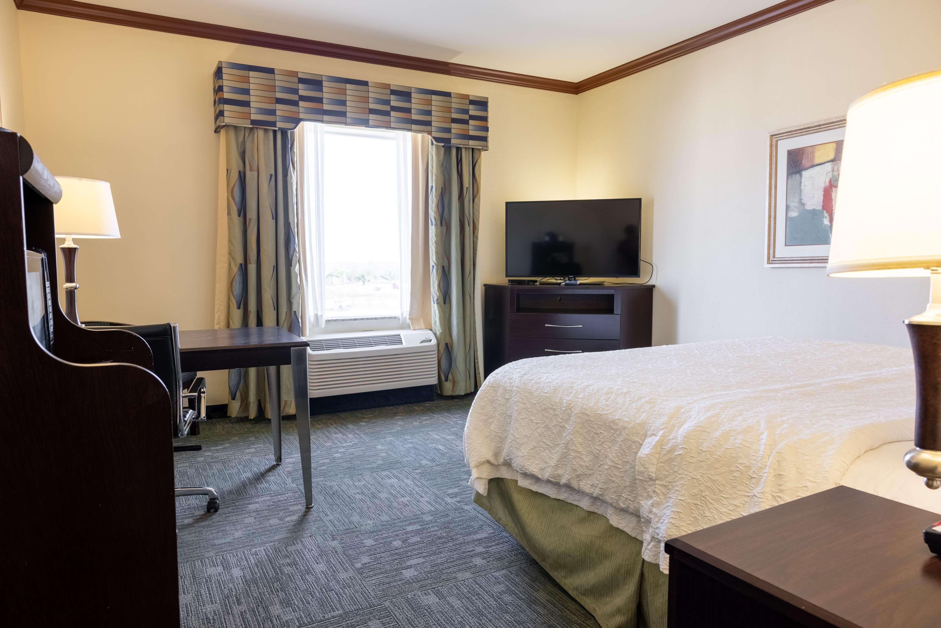 Hampton Inn Alice Bagian luar foto