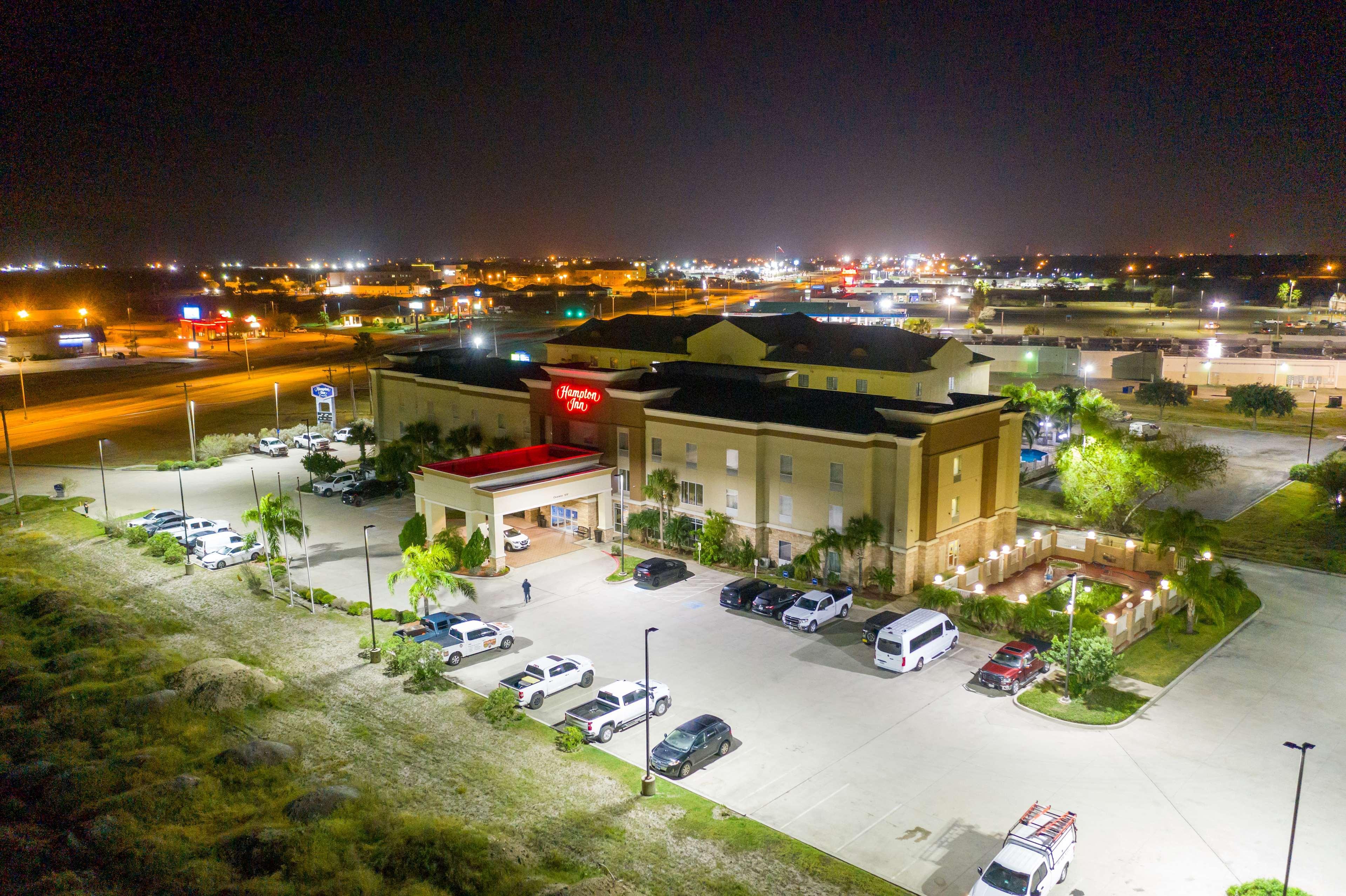 Hampton Inn Alice Bagian luar foto