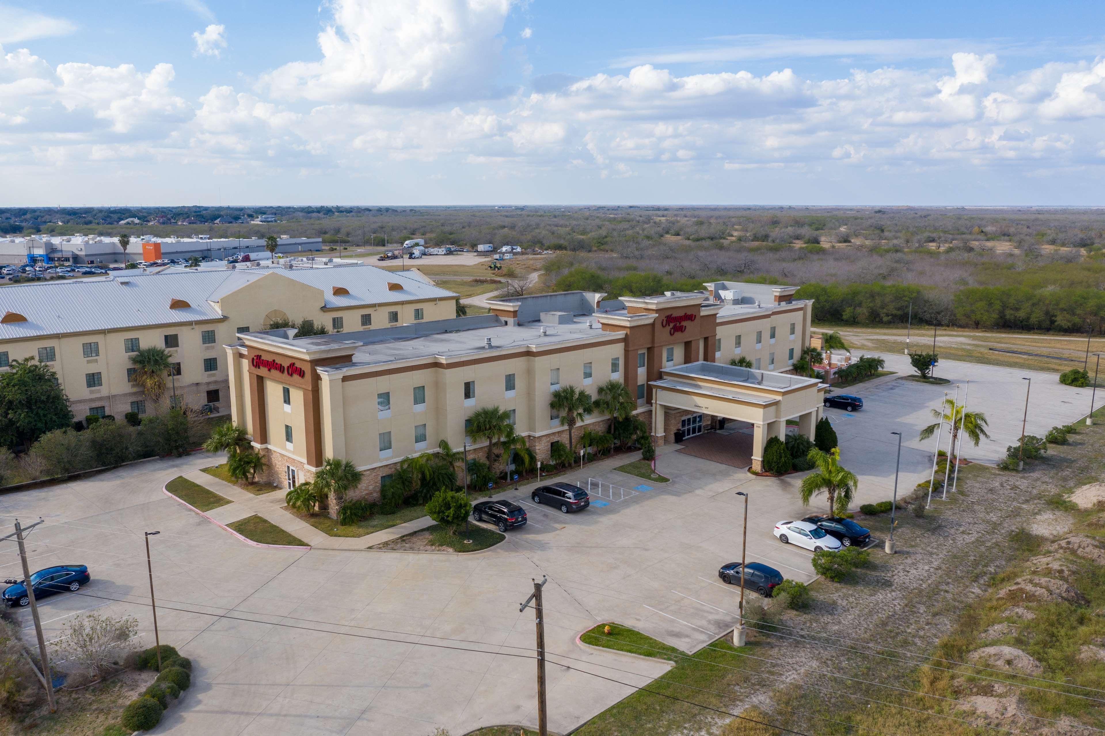 Hampton Inn Alice Bagian luar foto