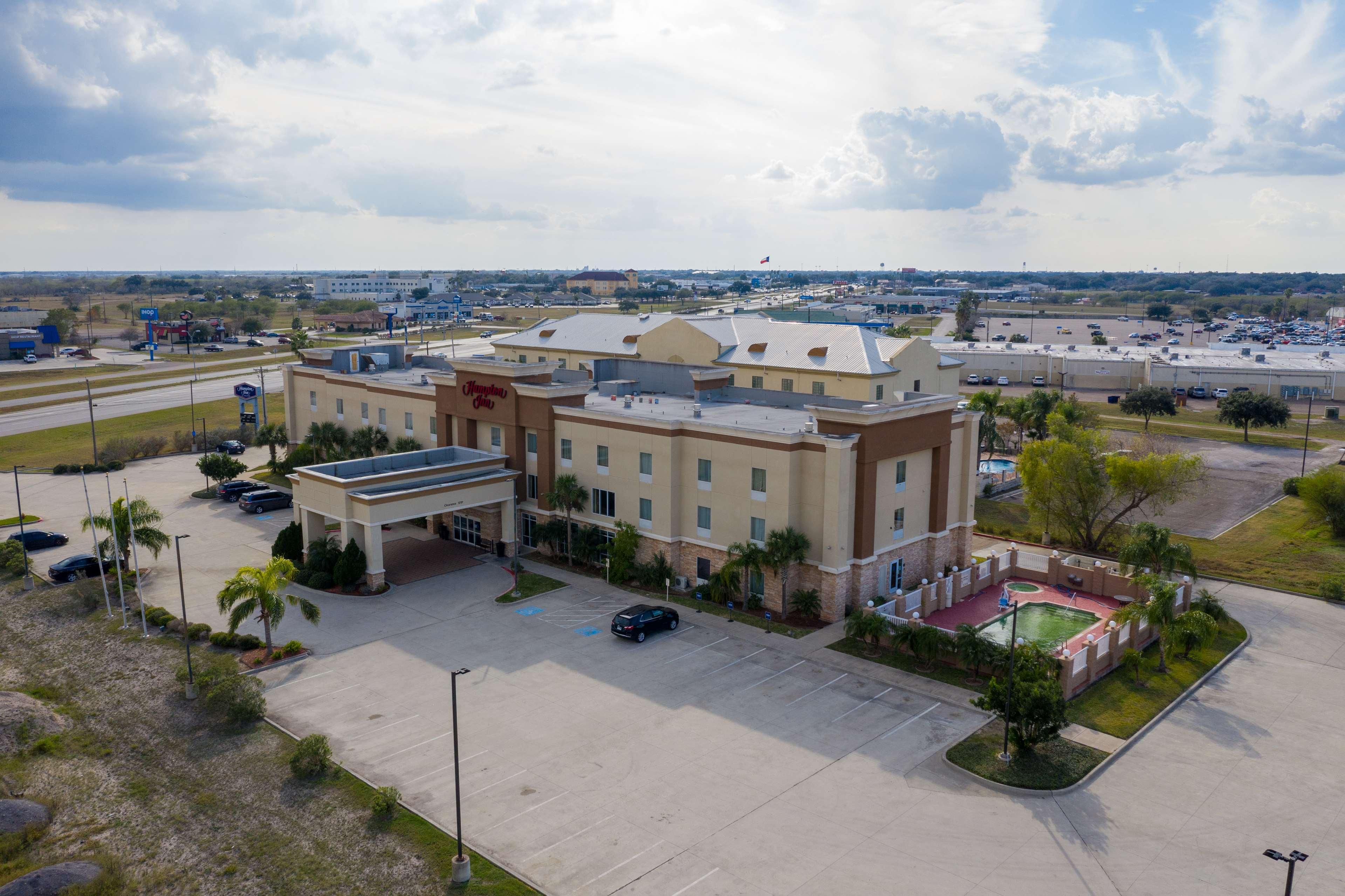 Hampton Inn Alice Bagian luar foto