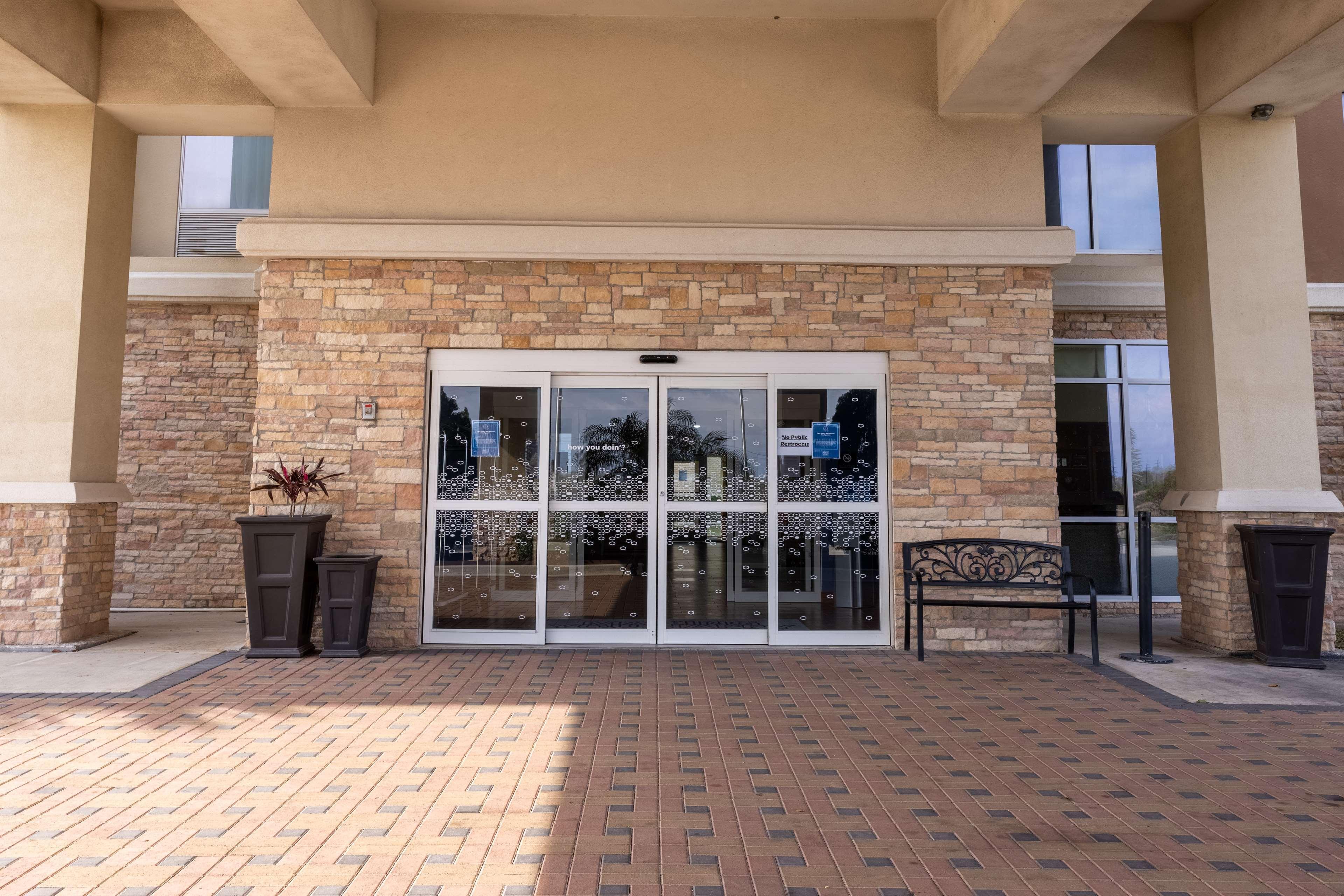 Hampton Inn Alice Bagian luar foto